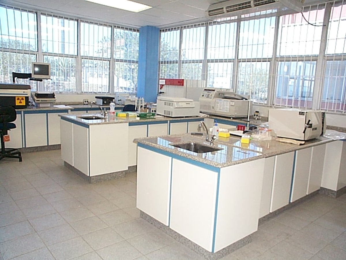 Laboratório equipado com mobiliário IBL
